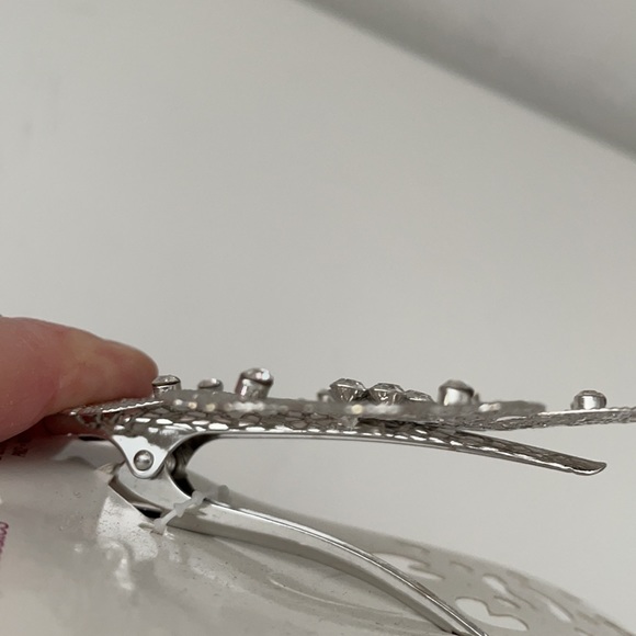 RHINESTONE HAIR CLIP WITH SILVER MESH FLOWER - Picture 10 of 11